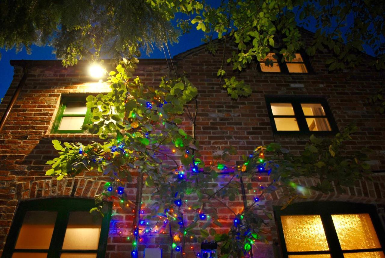 Squirrel Barn Villa Milwich Exterior photo